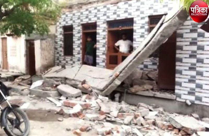 यहां देखते ही देखते मकान की बॉलकनी गिरी, स्कूटी क्षतिग्रस्त, बड़ा हादसा टला