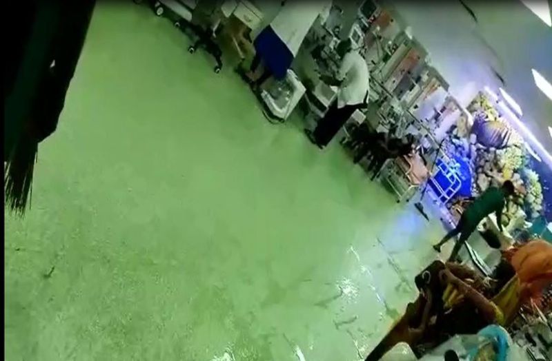 राजस्थान में बच्चों के इस अस्पताल में भरा बरसात का पानी