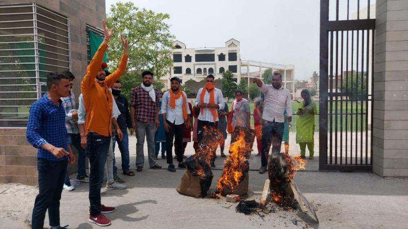 तीन पुतले बनाकर बोले, यह गांधीजी के बंदरों से उल्टे, सच ना देखे, ना सुने और ना कहे