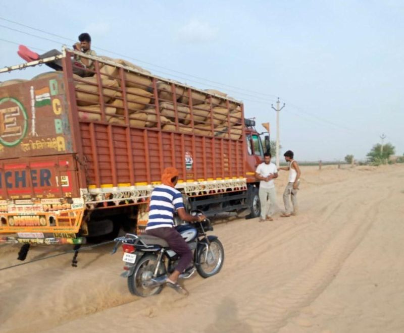 रेत में दफन हुई बारू सड़क, आवागमन हुआ मुश्किल
