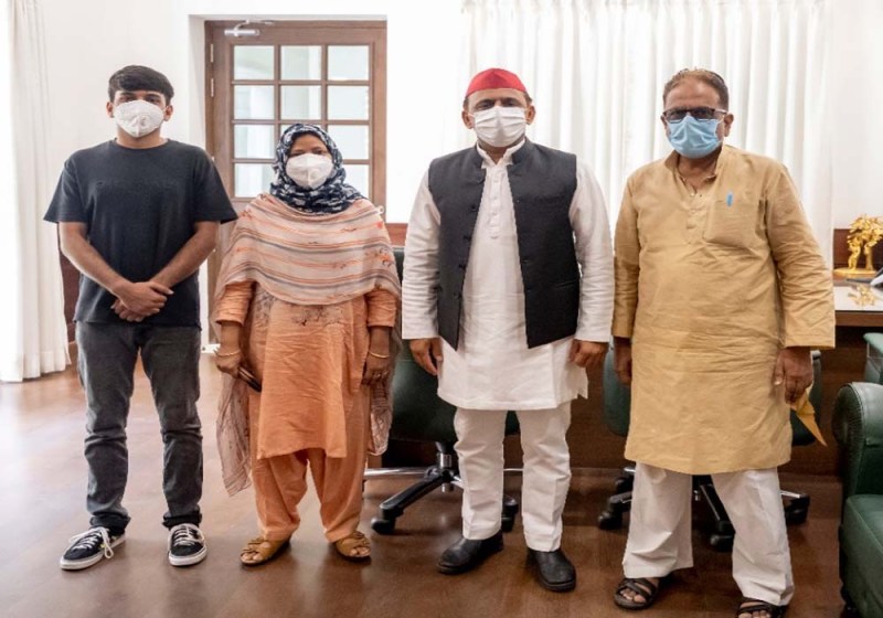 अखिलेश यादव से मुलाकात करने पहुंची पूर्व मंत्री वसीम अहमद की पत्नी समा वसीम