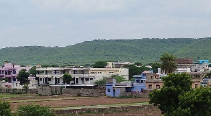 आलीशान बंगला वाला बन गया तालाब गांव