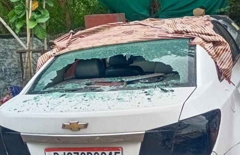 बदमाशों ने वाहनों के शीशे तोडऩे  सहित डेयरी बूथ का ताला भी तोड़ा