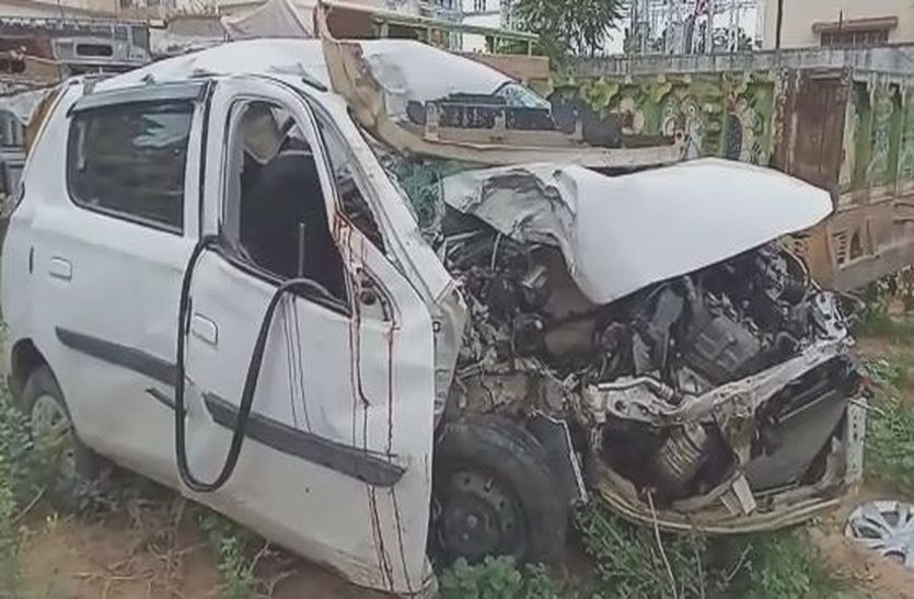 VIDEO: बेकाबू होकर पेड़ से टकराई कार, जेईएन व ग्राम सेवक की मौत