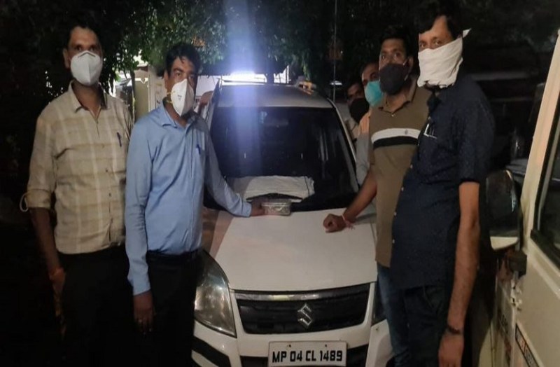 पहले कार चुराई, फिर उसी में बैठकर की लाखों रुपए की चोरियां