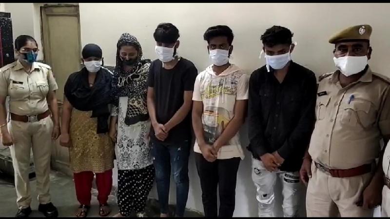 चाकू मारने के मामले के आरोपी पुलिस गिरफ्त में