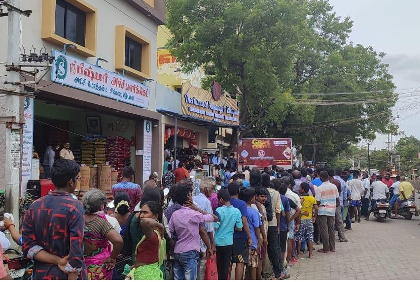 crowd gathers to buy Biryani for '5 paise' in Madurai