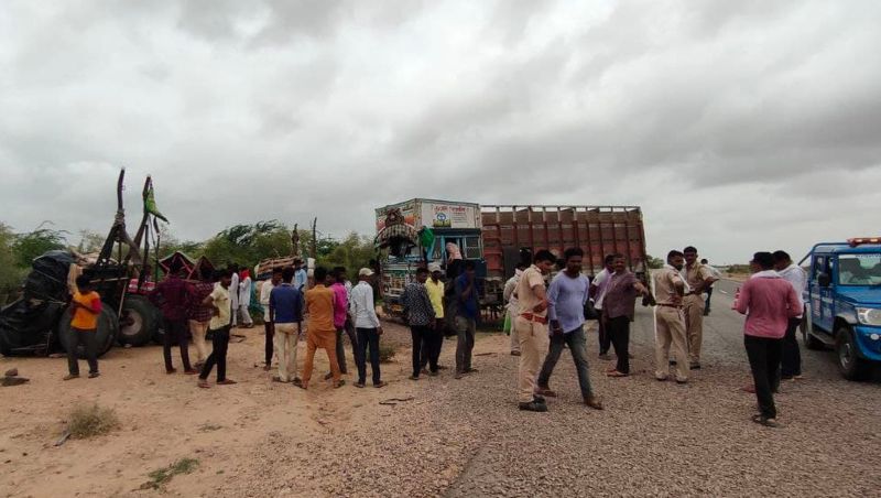 ट्रक कर रहा था ओवरटेक, हादसे में ऊंट की मौत