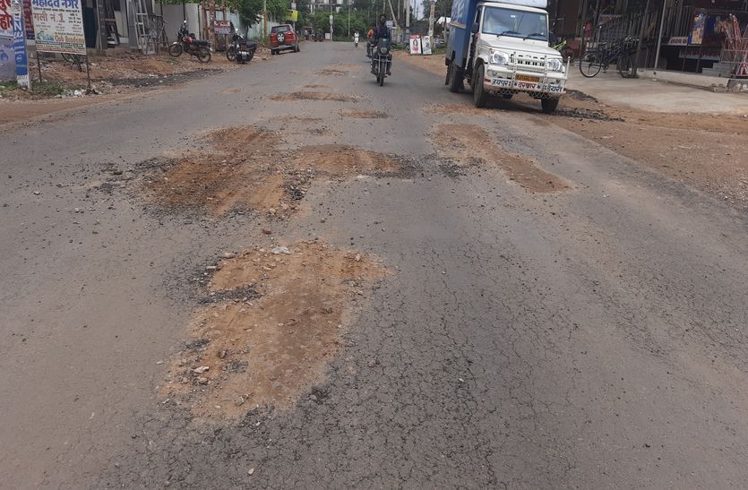 रामनगरिया रोड पर सात दिन में उधड़ गई नई सड़क