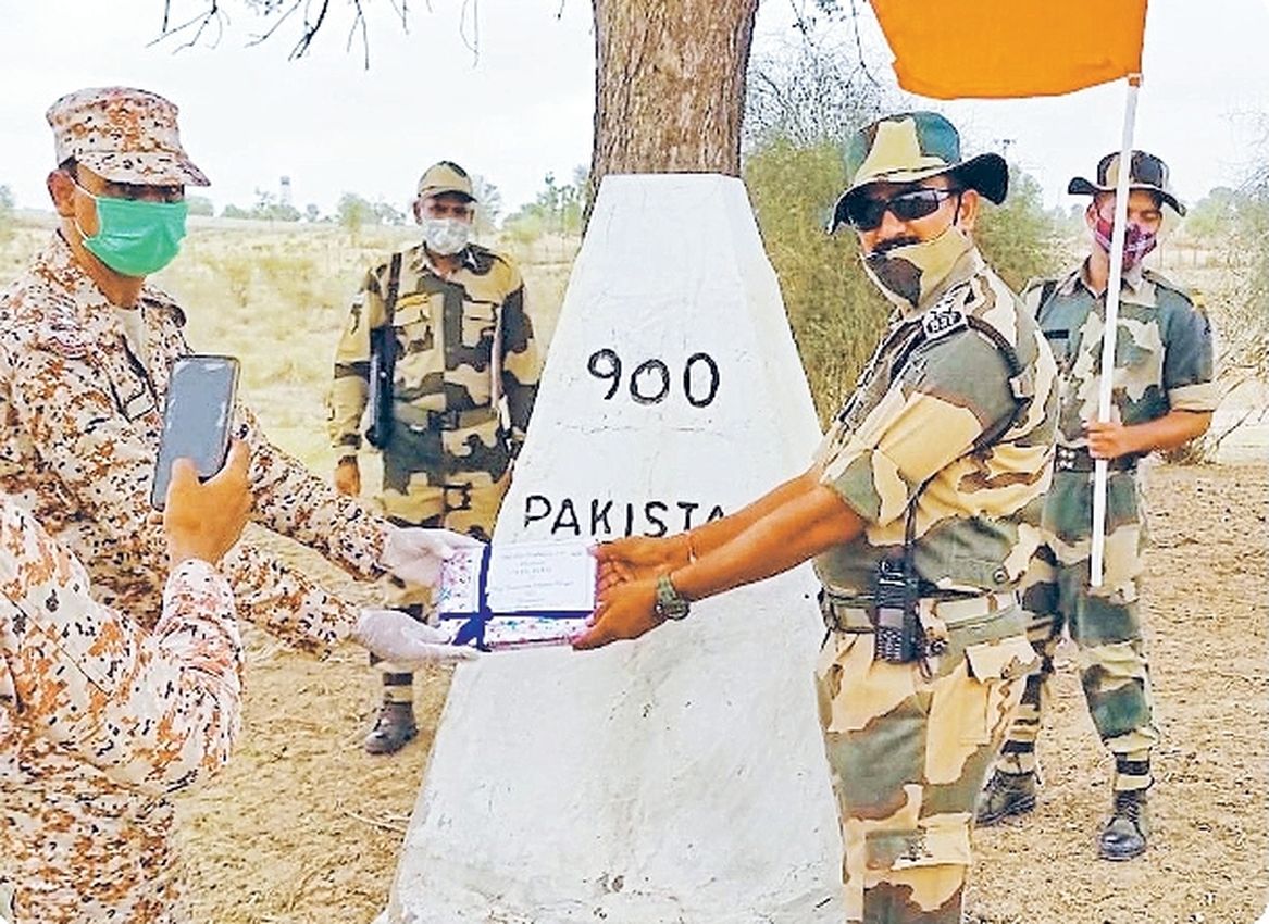 ईद के अवसर पर दो साल बाद बॉर्डर पर बंटी मिठाई