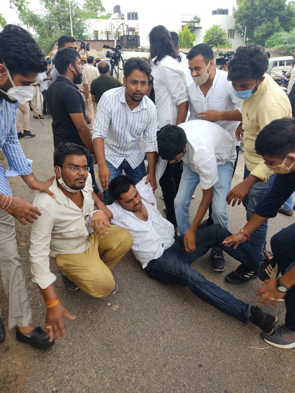 परिषद कार्यकर्ताओं ने किया शिक्षामंत्री के आवास के बाहर प्रदर्शन