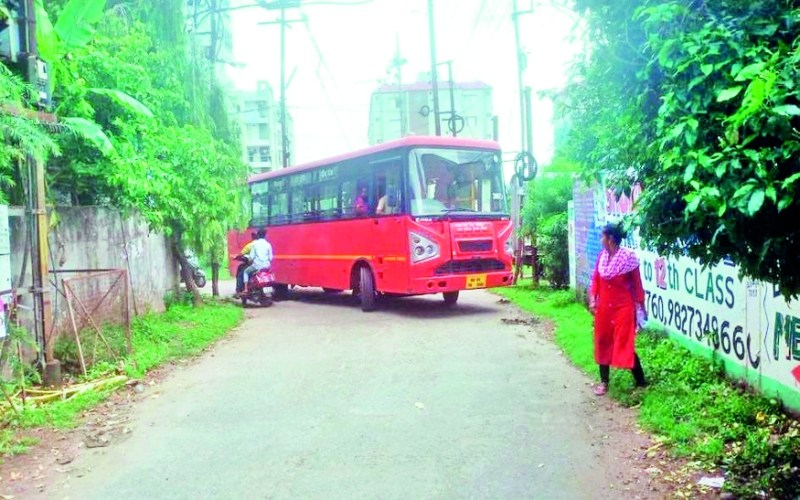 संकरे रास्तों पर फंस जाती हैं बसें