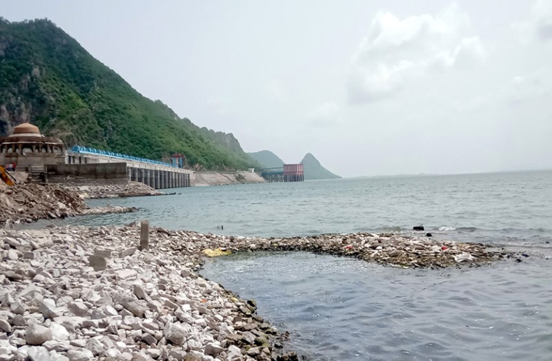 बीसलपुर बांध के पानी में नजर आने लगे डूबे आशियाने