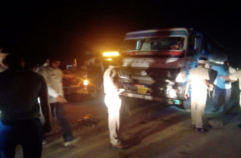 तेज रफ्तार ट्रेलर से घसीटता ले गया बाइक, दो जने घायल