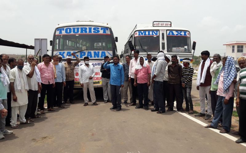 निजी बसों के थमे रहे पहिए, परिवहन कार्यालय परिसर में खड़ी की बसें