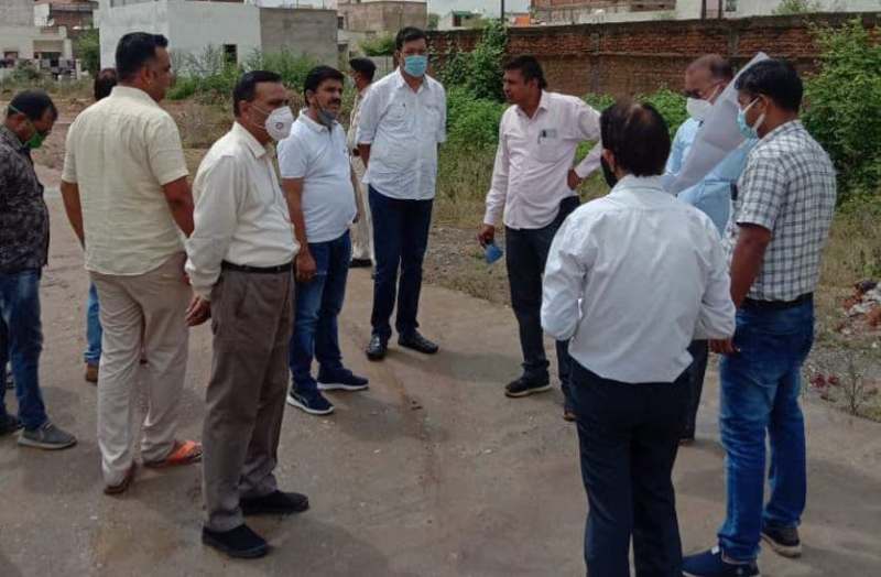 On Wednesday, SDM Balbir Raman, Municipal Commissioner Satyendra Dhakre, Tehsildar Sandeep Srivastava along with Revenue and other officers of Municipal Corporation reached Shubhacity Colony.