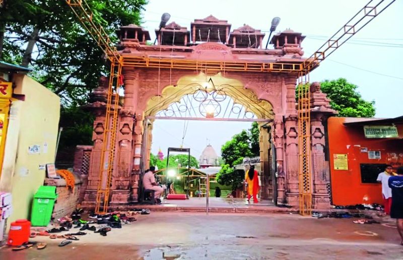 गुरु पूर्णिमा : पीतांबरा पीठ में आज पूजन के लिए उत्तर और दर्शन के लिए मुख्य द्वार से प्रवेश