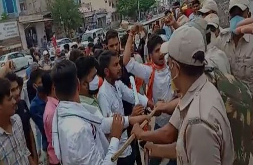 एबीवीपी ने शिक्षा मंत्री आवास पर किया प्रदर्शन, पुलिस ने रोका तो रास्ते में दिया धरना