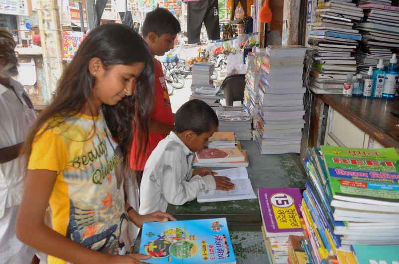 किताबों के साथ सजने लगे बस्ते, बस आदेश का इंतजार