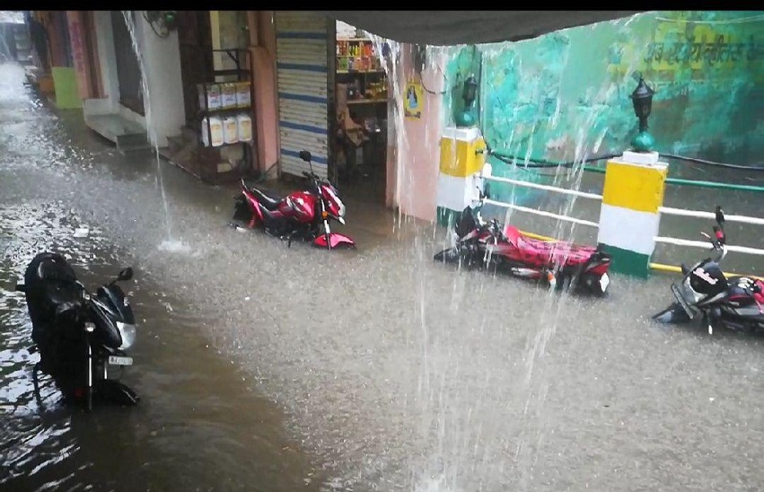 Rajasthan Weather Alert....एक घण्टे मूसलाधार बरसात, खड़ी मोटरसाइकिलें डूबी
