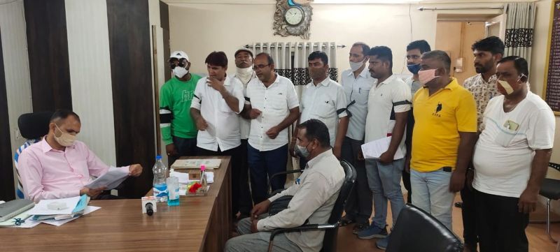 काली पट्टी बांधकर जताया रोष, दिया ज्ञापन