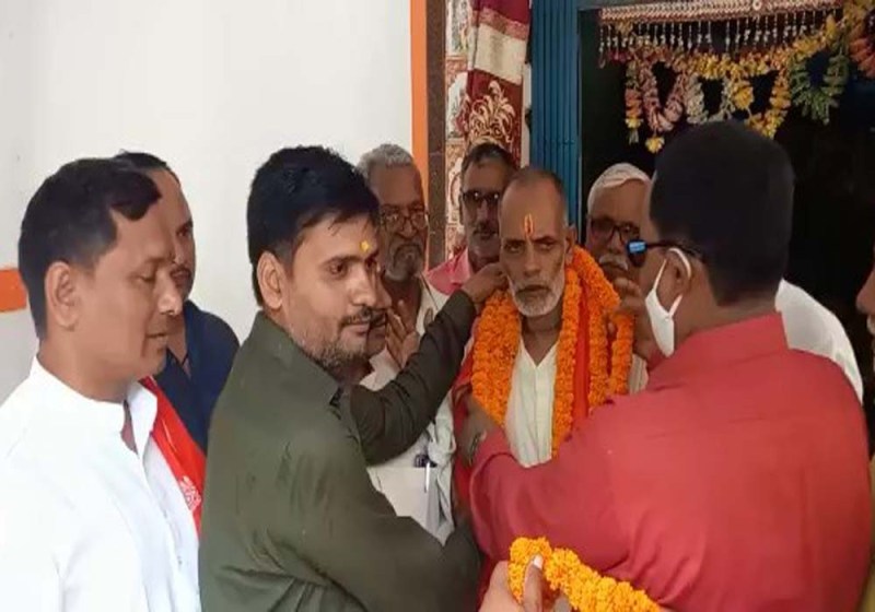 पुजारी से आर्शीवाद लेने मंदिर पहुंचे भाजपाई