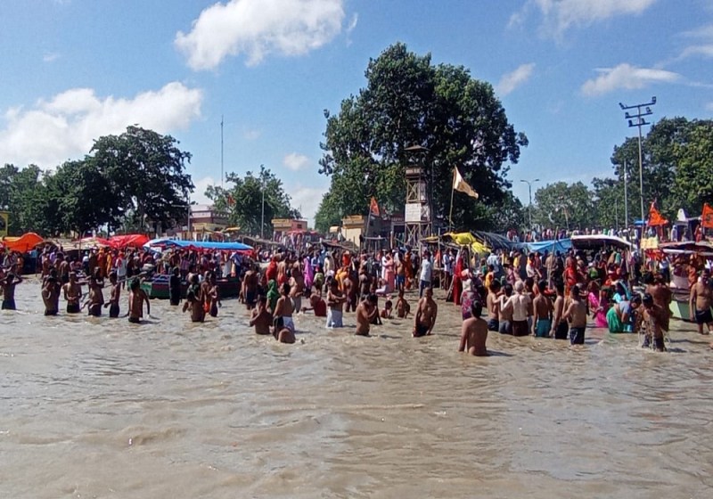 गुरु पूर्णिमा के मौके पर मंदिरों में श्रद्धालुओं की भीड़, सिर्फ बाजारों पर दिखा प्रशासनिक सख्ती