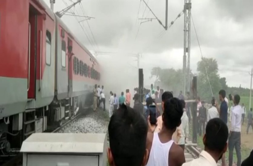 Fire broke out due to brake jam of Sabarmati Express, panicked passengers stopped the train by pulling the chain