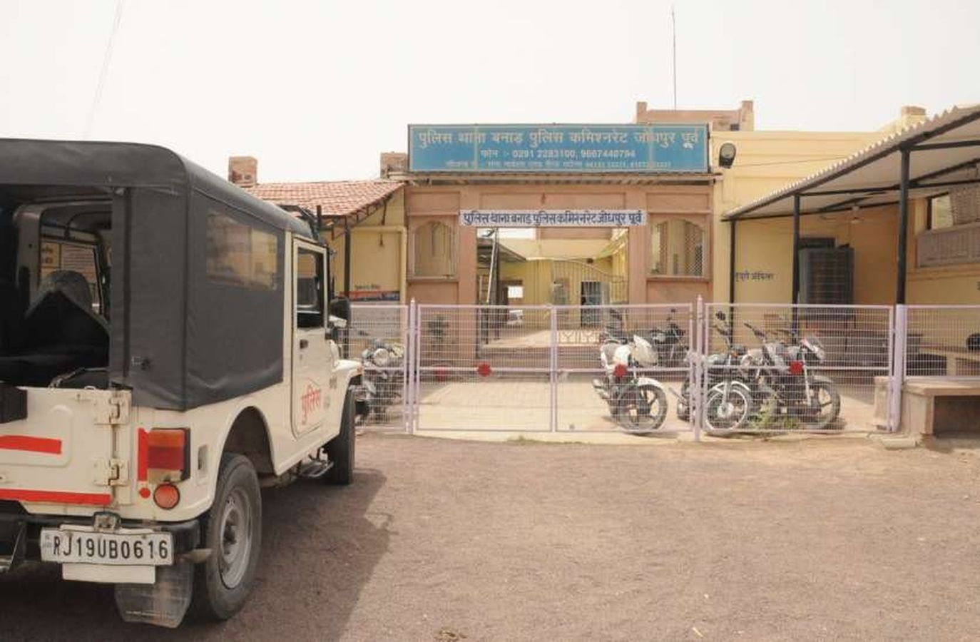 दस्तावेज मांगे तो पुलिस जीप को टक्कर मार बजरी से भरा डम्पर भगाया