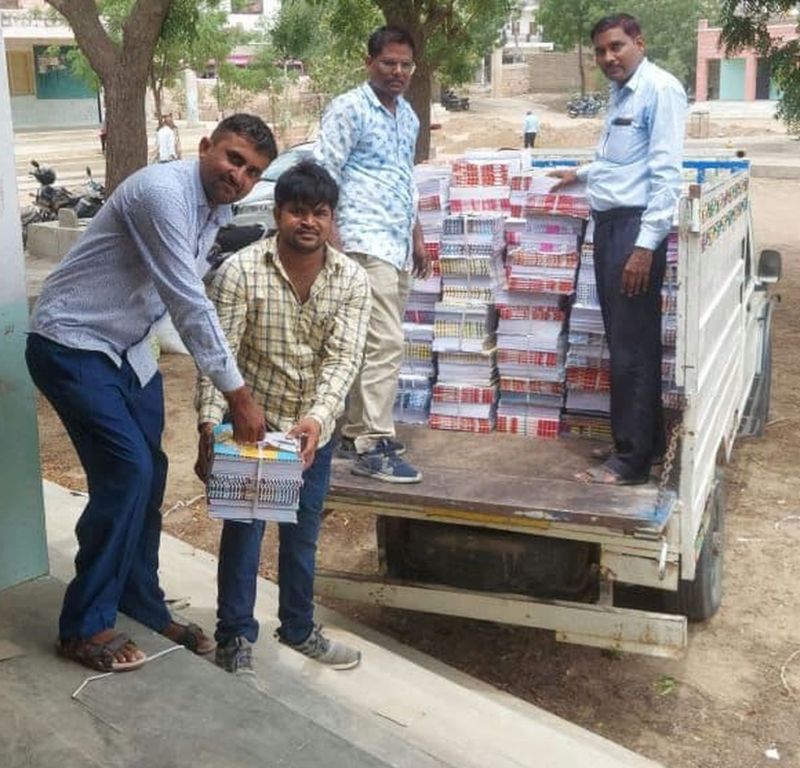 चौखट तक पहुंची किताबें शिक्षकों पर बनी बोझ