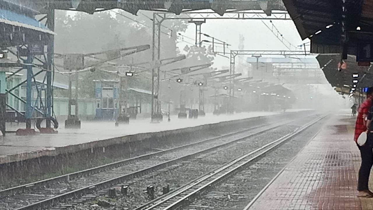 Rain stopped the speed of trains, Kamayani canceled, Varanasi delayed by 4 hours, these trains also affected