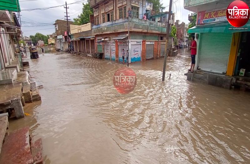 VIDEO : इन्द्रदेव की मेहर : सावन के पहले सोमवार पर जमकर बरसे मेघ, पानी में डूबी सडकें व रेल पटरियां