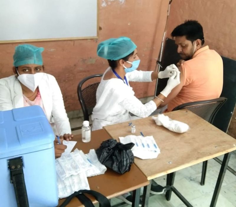 हनुमानगढ़ में टीकाकरण के लिए मुंह अंधेरे ही लग रही कतार