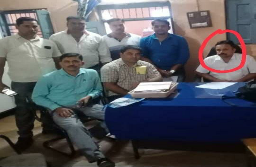 परियोजना अधिकारी 50 हजार की तो सहकारिता निरीक्षक 10 हजार की रिश्वत लेते पकड़ाए