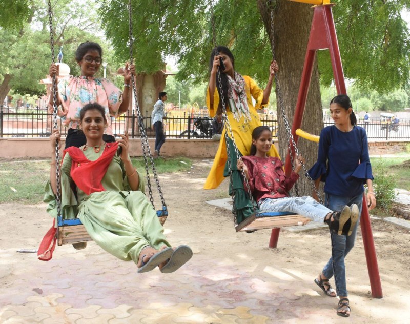 सावण सुरंगो बरसे, लोरो पर लोर है, भर गई ताल तलैया नाचै सब मोर है