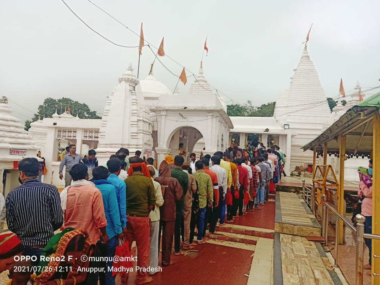The pagoda resonated with Har Har Mahadev, devotees performed Jalabhis