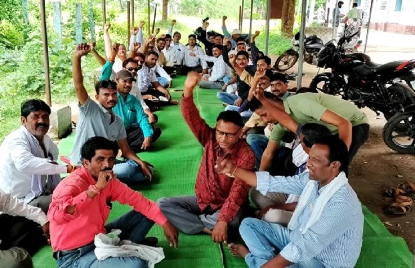 Panchayat and rural development workers strike continues