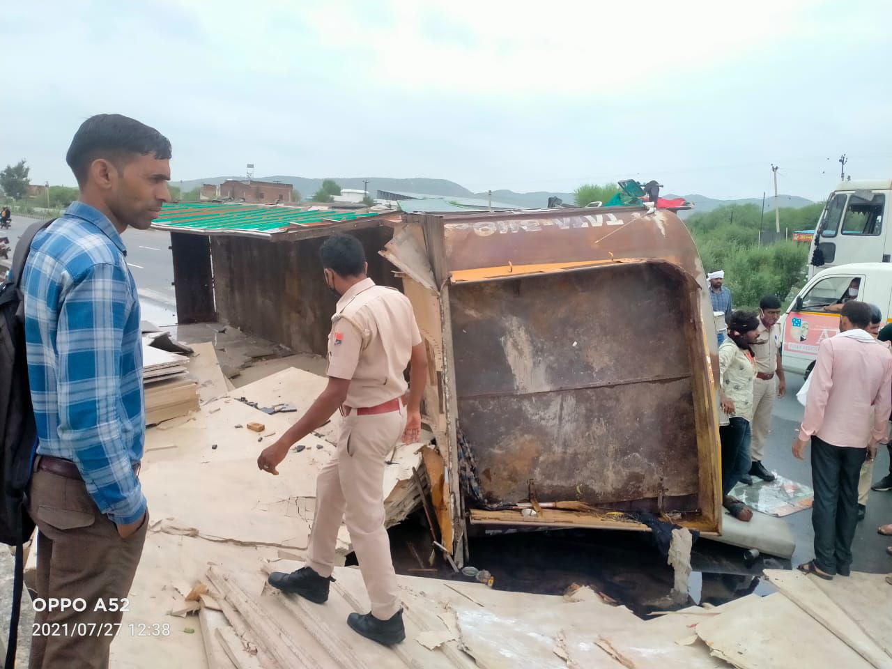 शाहपुरा में हाईवे पर मार्बल से भरा ट्रक पलटा, ट्रक चालक घायल