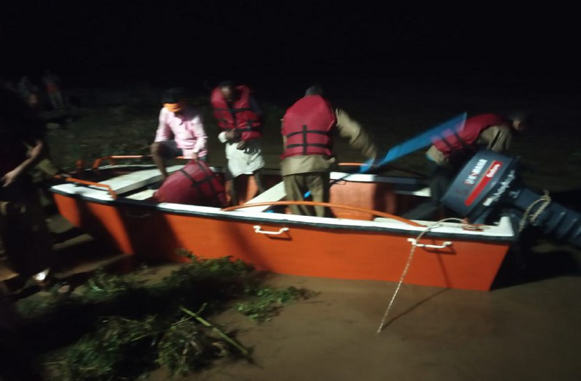 अहेली नदी की बाढ़ में फंसे दो आदिवासी युवक रेस्क्यू किए