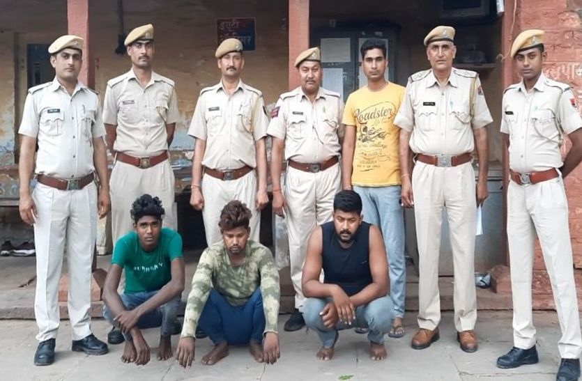 Police arrested the accused of robbery, looted mobile and cash recovered