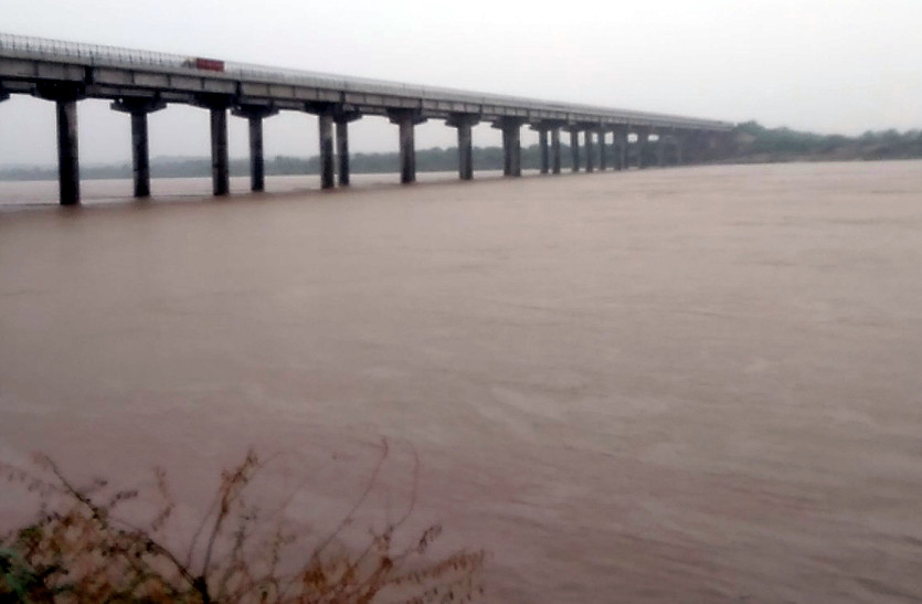 chambal river flowing above danger mark in dholpur