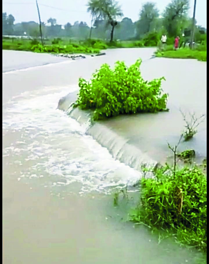 Purva canal overflow, water entered Khamaria Tivarian village