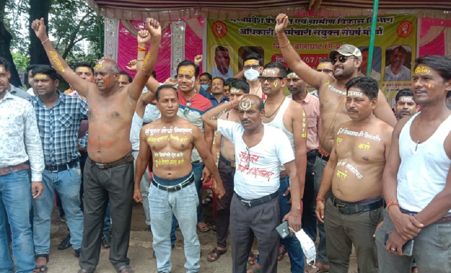 जिले भर में पंचायत कर्मचारियों ने किया अद्र्धनग्न प्रदर्शन