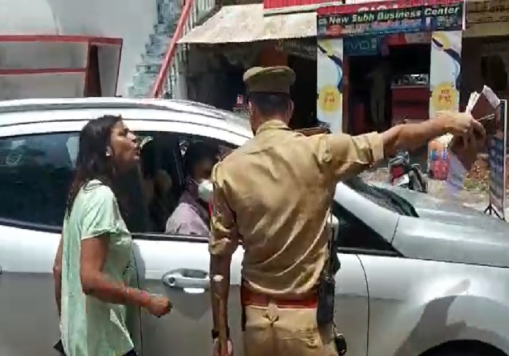 कार हटाने को कहने पर लड़की ने दारोगा को दिया धक्का, कार चढ़ाने भी की कोशिश