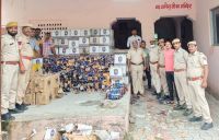 ट्रक पलटा तो आलू की बोरियों के नीचे निकली शराब की पेटियां