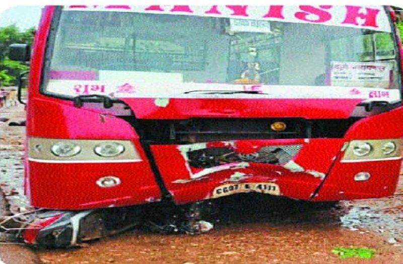 स्कूटी में सवार होकर जा रहे पिता-पुत्र, सामने से मौत बनकर आई बस ने मारी ठोकर, पिता की मौत, बेटा घायल