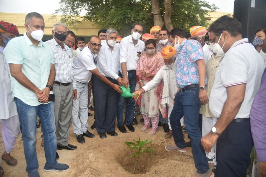 एक हजार पौधे रोपित कर ली पर्यावरण संरक्षण की शपथ