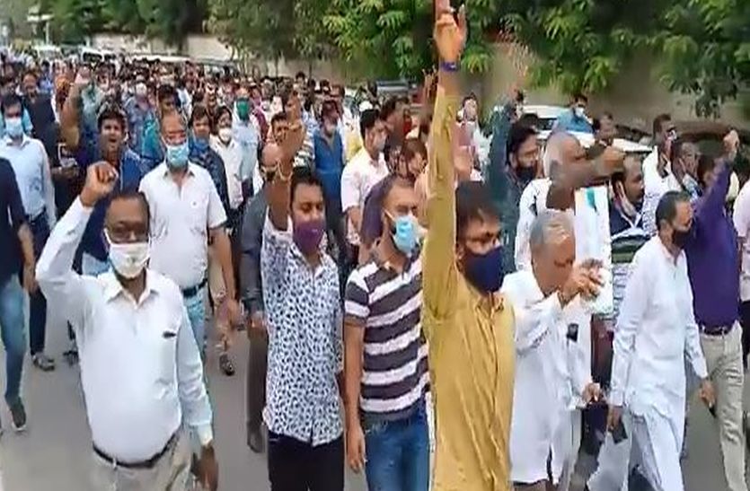 व्यापारियों ने निकाली रैली, पुलिस के खिलाफ लगाए नारे