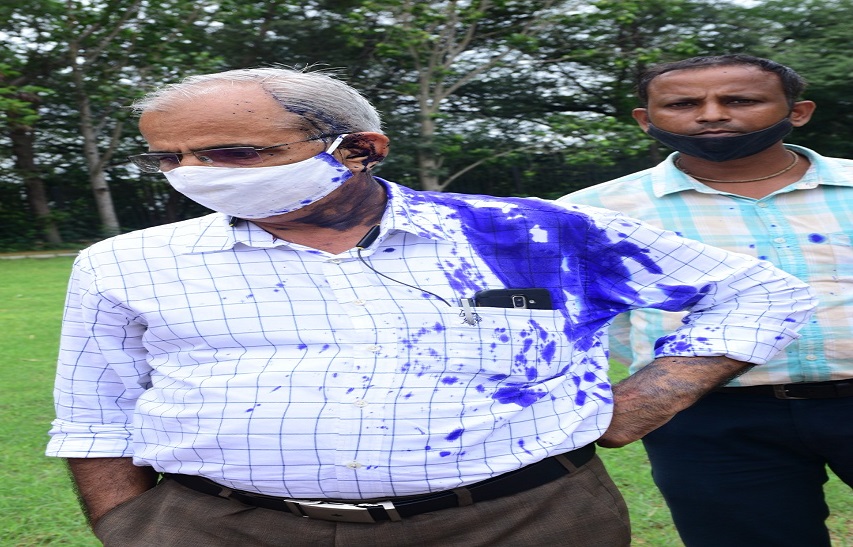 जिला शिक्षा अधिकारी पर फेंकी स्याही,डीईओ ने करवाया प्रदर्शनकारियों के खिलाफ मुकदमा