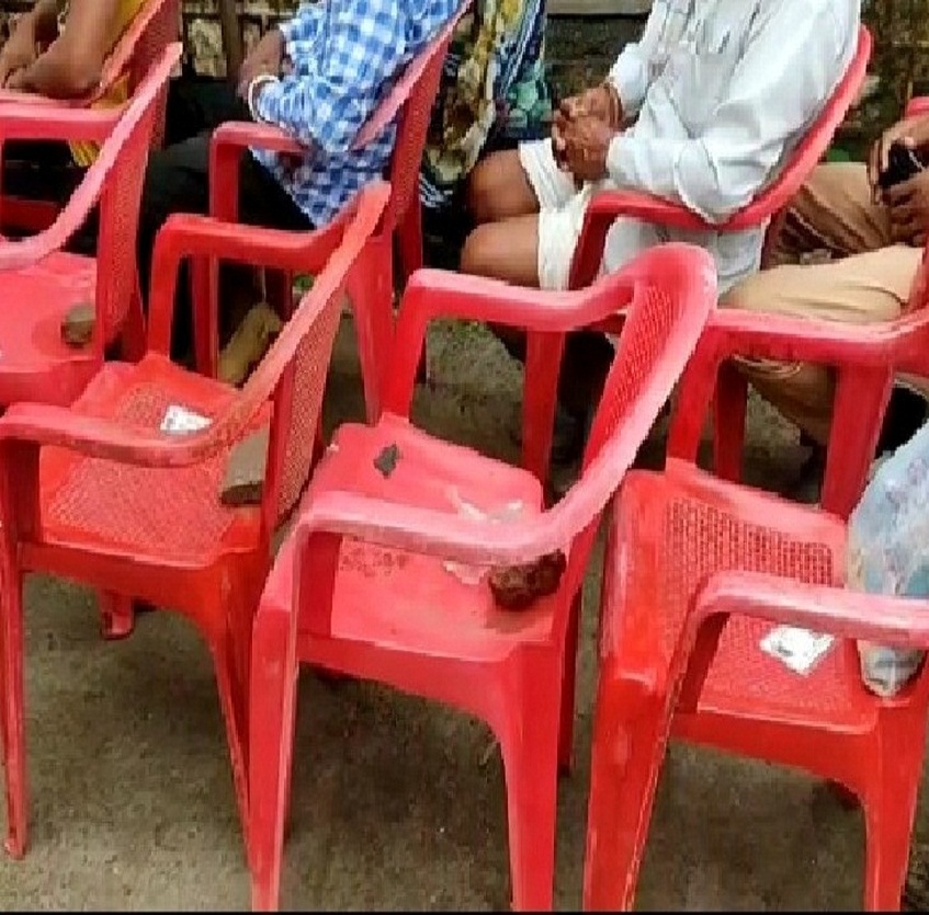 अव्यवस्था से नाराज लोगों ने कुर्सियां उठाकर फेंकी, खेरखेड़ी गांव में सचिव ने उठाया जूता